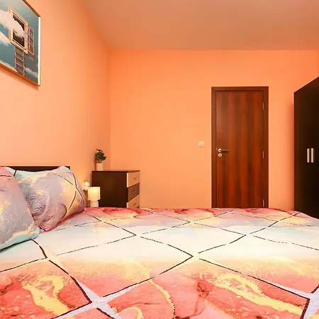 Modern 1 Bedroom Center